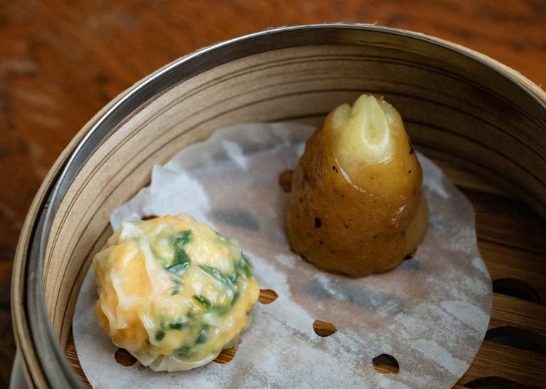 春の手毬しゅうまい、黒トリュフ入り筍ぎょうざ。