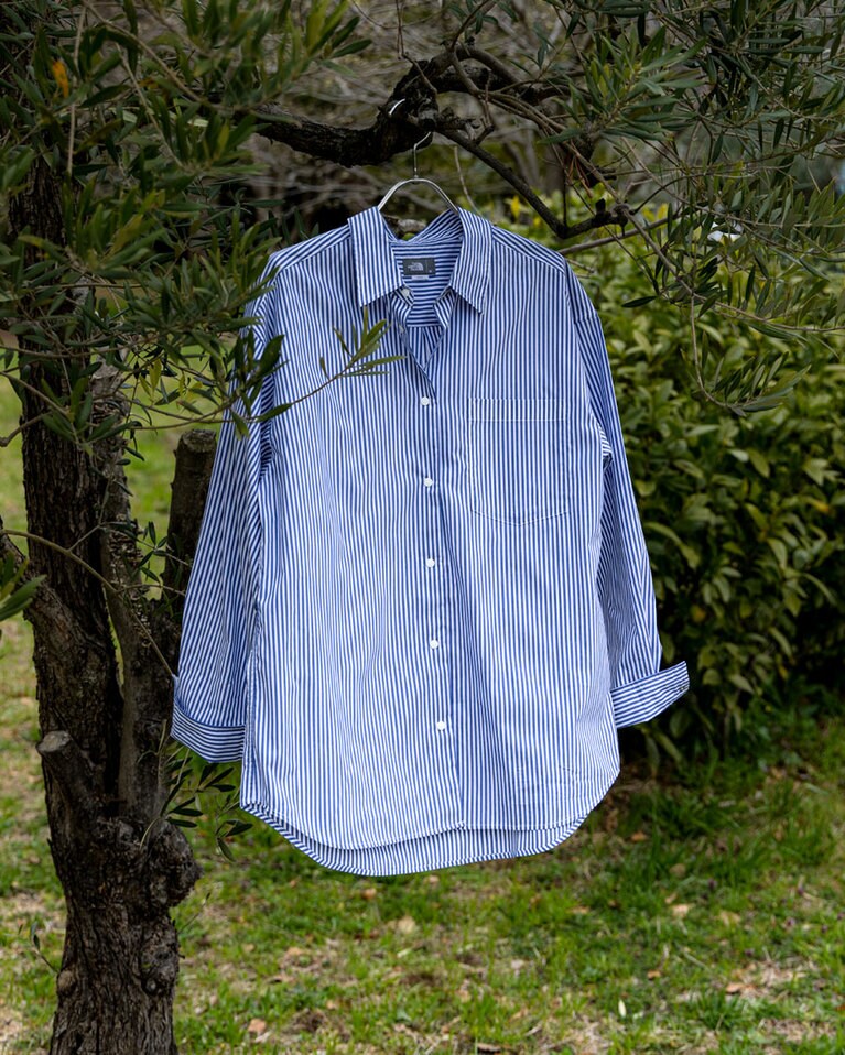 L/S Big Shirt 16,500円(税込)、M／L 2色展開(ブルーストライプ、ホワイト)。