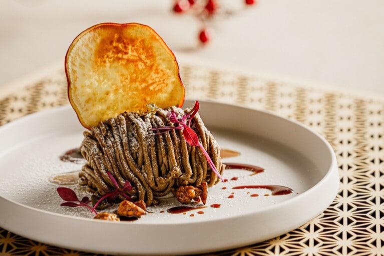 香り高いほうじ茶を贅沢に使用し、濃厚なさつまいもと絶妙に調和させた秋のスペシャリテ「さつまいもとほうじ茶のモンブラン」。