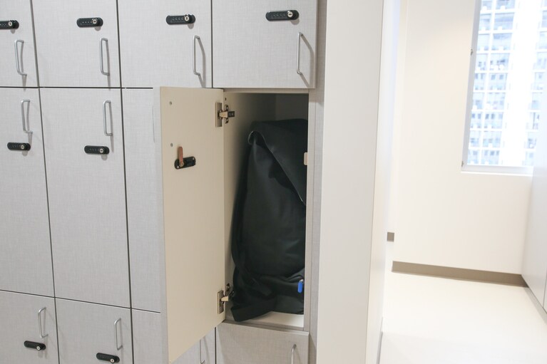 宿泊者には、ロッカールーム内の個別ロッカーが1つずつ割り当てられます。写真提供：ファーストキャビン インターナショナル ハワイ。