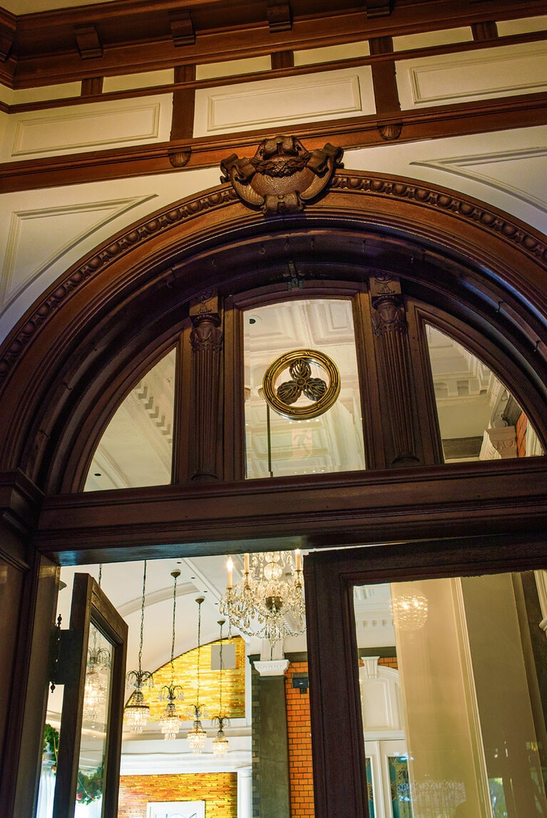 玄関ホールなどにあしらわれた村井家の家紋「三つ柏」。