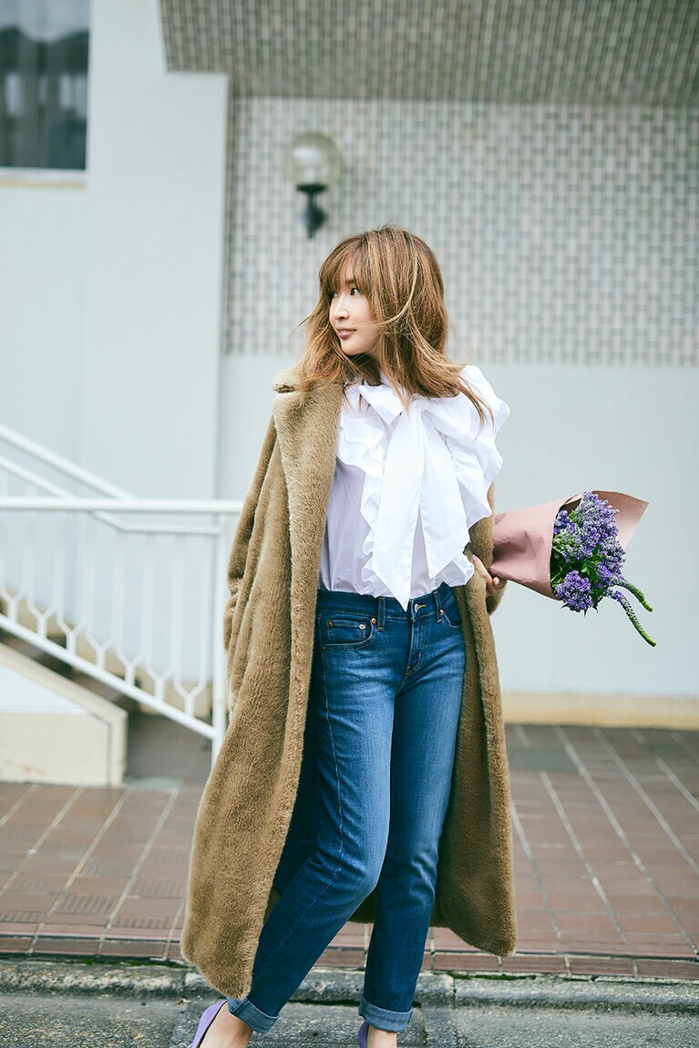 デニムパンツ(MID RISE BOYS' FIT) 7,900円／リーバイス®(リーバイ・ストラウス ジャパン株式会社)、コート・ブラウス・パンプス／スタイリスト私物