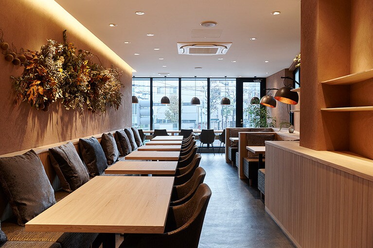 ダイニングは2階となっている。ナチュラルなインテリアで落ち着く空間。