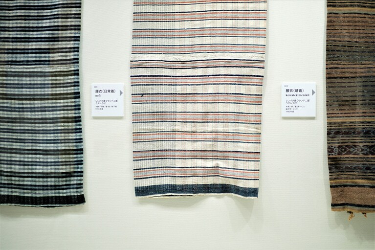村の人々が普段着として愛用している、シンプルな模様のイカットも展示。
