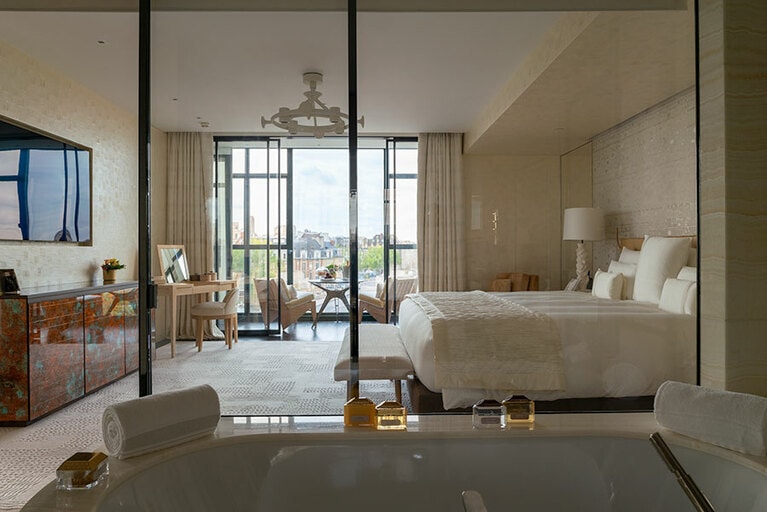 ほとんどの客室がセーヌ川に面しており、ポン・ヌフ橋を見下ろすパリの至上の風景がある。