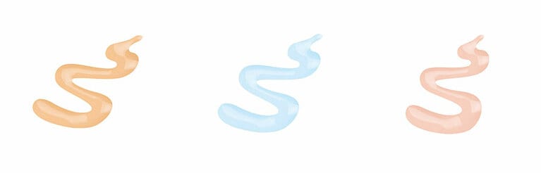 左から：00 オレンジベージュ、01 ライトブルー、02 ピーチピンク。00オレンジベージュは、オレンジといってもそこまでオレンジが強いわけではなく、肌になじみやすい色なので使いやすい。どちらかと言えばイエベ向き。01ライトブルーは透明感の上がり方がすごい。ブルー系の下地にありがちな“白み”が強すぎないので、ブルベ肌だけでなくイエベ肌でも使える。02ピーチピンクは血色感とトーンアップ力が高い。