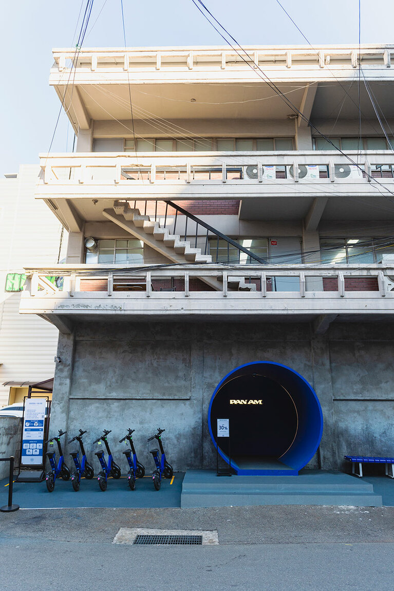 かつてのテープ工場をリノベーションしたPAM AM聖水ショールーム。