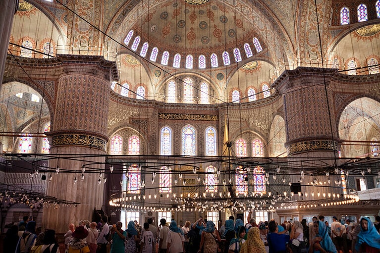 ブルーモスクの内部。白地に青を基調とし、赤や緑を交えた彩り華やかな唐草模様＆花柄のタイルに圧倒される。