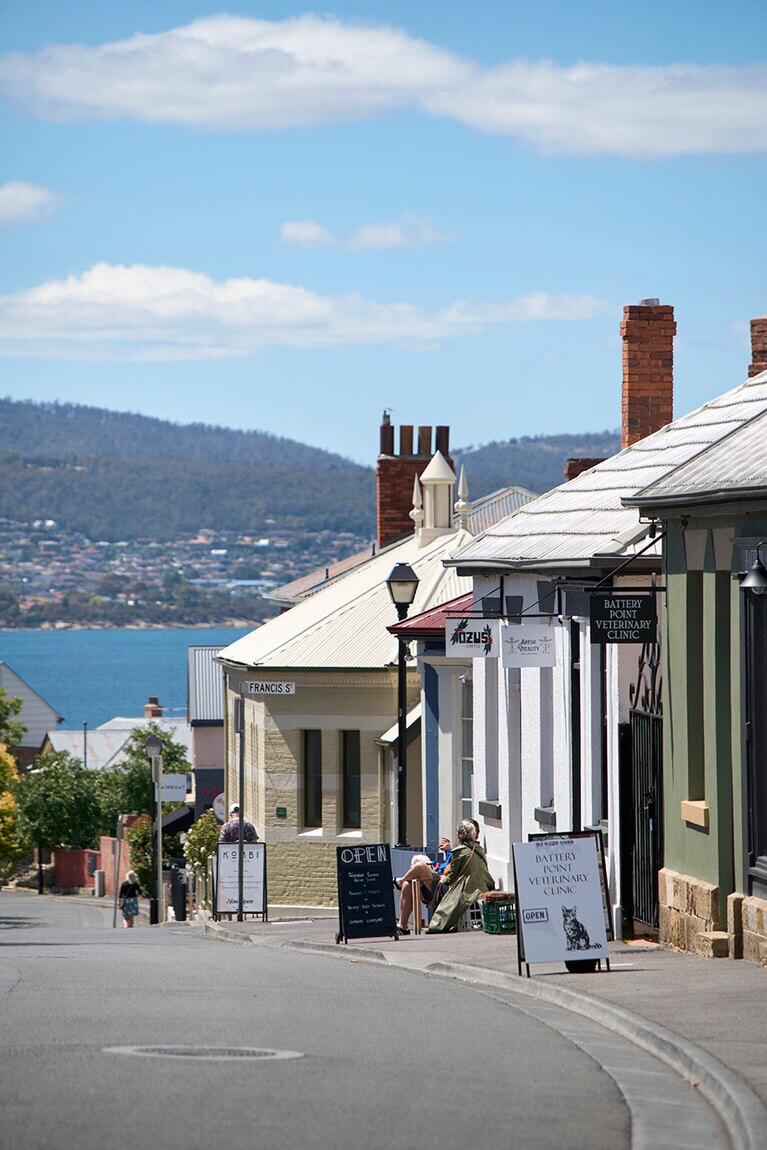 のどかなバッテリー・ポイントのショップやカフェを散策。