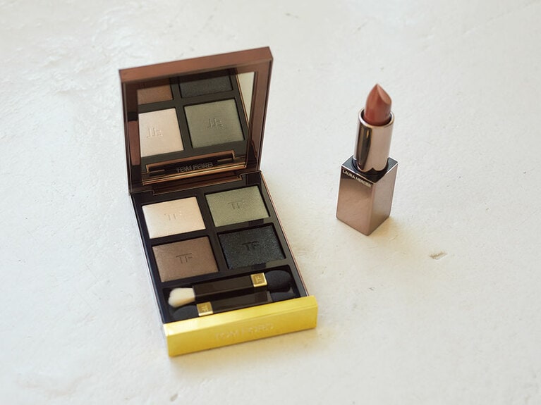 左：カーキ、ディープグレー、ブラウンといった深みのあるトレンドカラーのバリエーション。アイ カラー クォード 05A ￥9,200／トム フォード ビューティ 右：抜け感のあるヌードブラウン。シルクのようになめらかな質感でモードな唇に。ルージュ エッセンシャル シルキー クリーム リップスティック 05 ￥3,600／ローラ メルシエ ジャパン