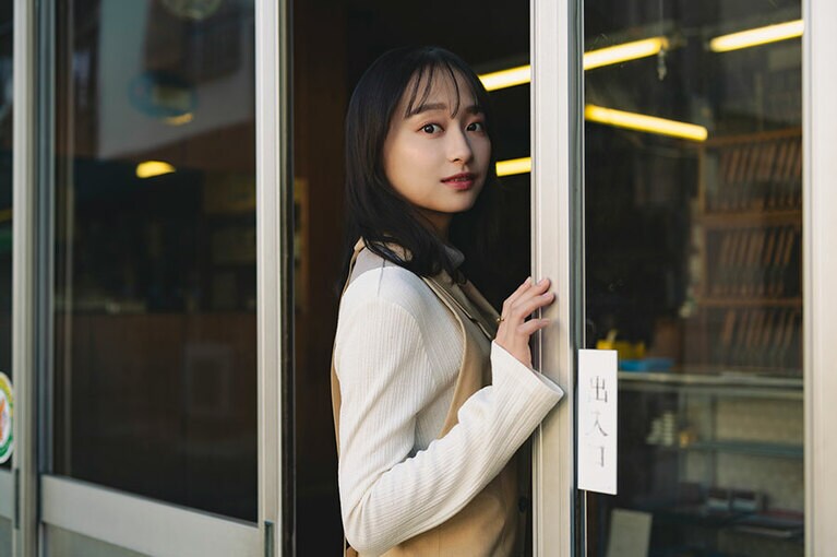 佐々木活字店を訪れる影山さん。