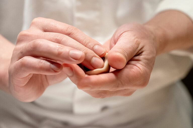 きんとん製「紅香織（こうこうおり）」。飲み物付き2,090円。5月中旬まで。