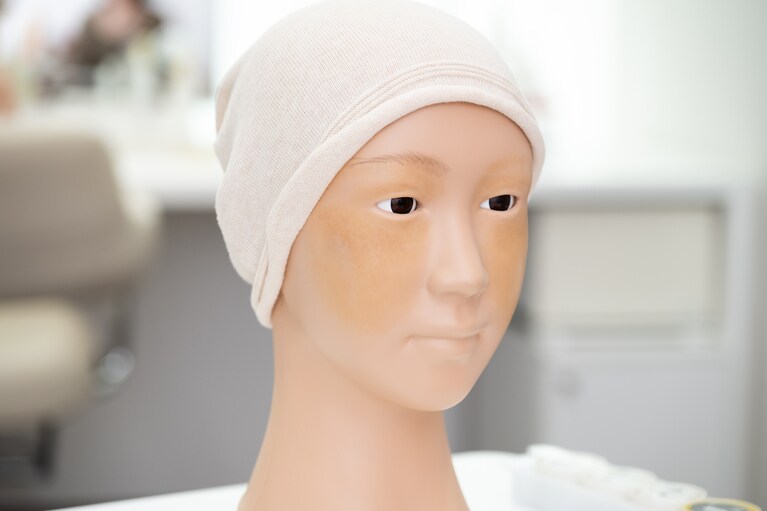 眉を書き足すと表情が生き生きとして見える。