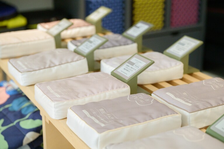 オーダーまくらの素材は、レギュラー素材が6種類（各33,000円）、プレミアム素材が3種類（各44,000円）の合計9種類があります。