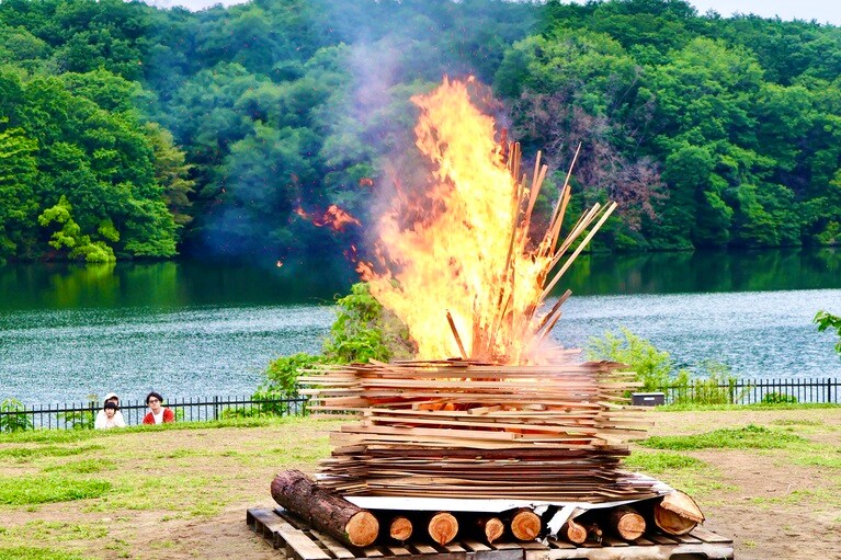 燃え盛るかがり火。地元・飯能の木材「西川材」の間伐材を使用している。
