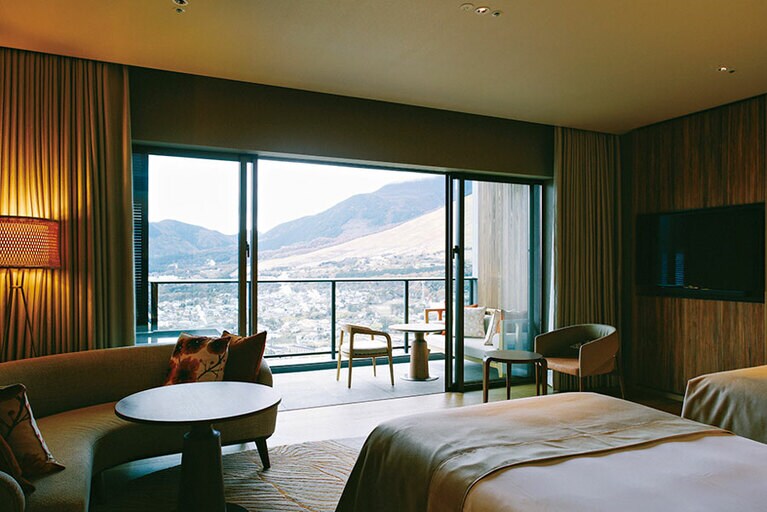 【ANAインターコンチネンタル別府リゾート＆スパ】クラブインターコンチネンタルツイン。露天風呂を備えたテラスからは、左手に別府湾、右手に扇山、正面に別府の町を見渡せる。／Photographs：Yoshikazu Shiraki