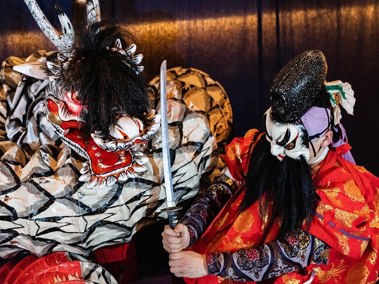 界 玉造では、石見神楽の演目のなかでもとくに人気が高く、日本酒発祥地ならではの「大蛇（おろち）」を毎晩上演。素戔嗚尊（すさのおのみこと）が大蛇を日本酒で酔わせて退治するストーリーは痛快無比。目の前で暴れまわるシーンは、まさに迫力満点！