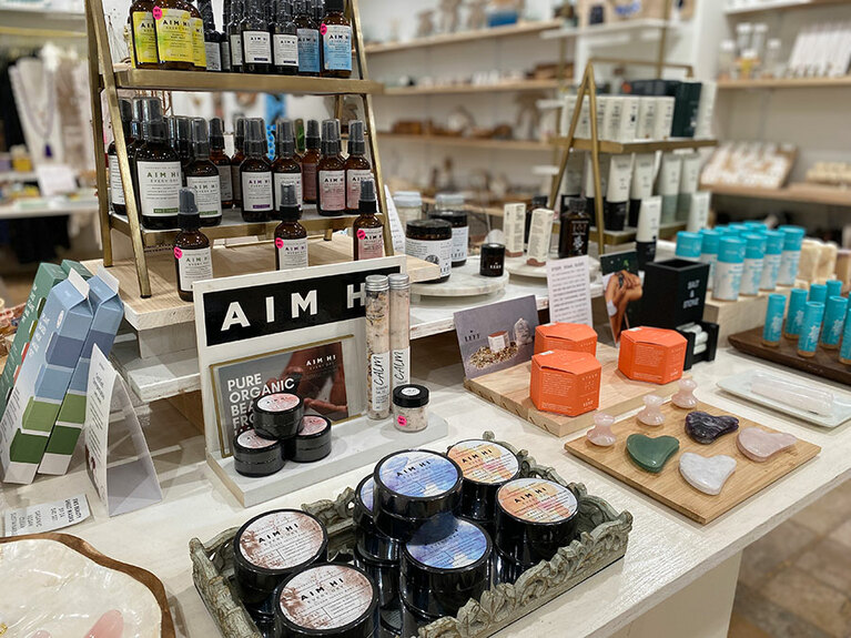 フェイスオイルやスクラブなど、ほかにもナチュラルスキンケアが揃う。