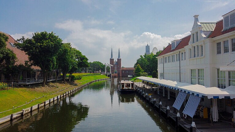 クルーザーでホテルへ向かってチェックイン。