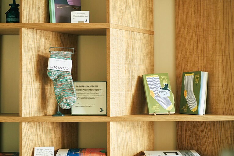 2階は書籍がメイン。店長のクダルさんのエッセイ『靴下のような日々』は人生観や靴下に纏わるエピソードが綴られている。