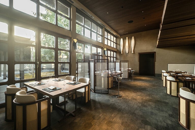 中庭を望む食房のホール席。宿泊者優先のカウンター席や個室もある。