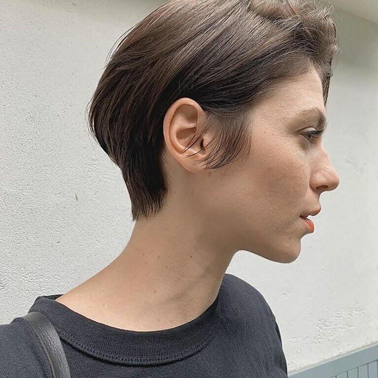 ちょいモードでクールビューティな前下がりショート。