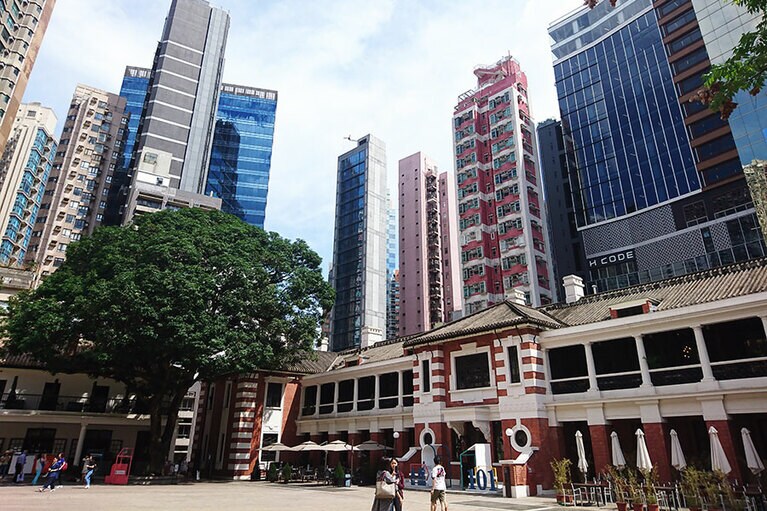 多くの観光客で賑わう香港の人気スポット、大館。5月7日(木)まで一部の区間のみ営業。©SK