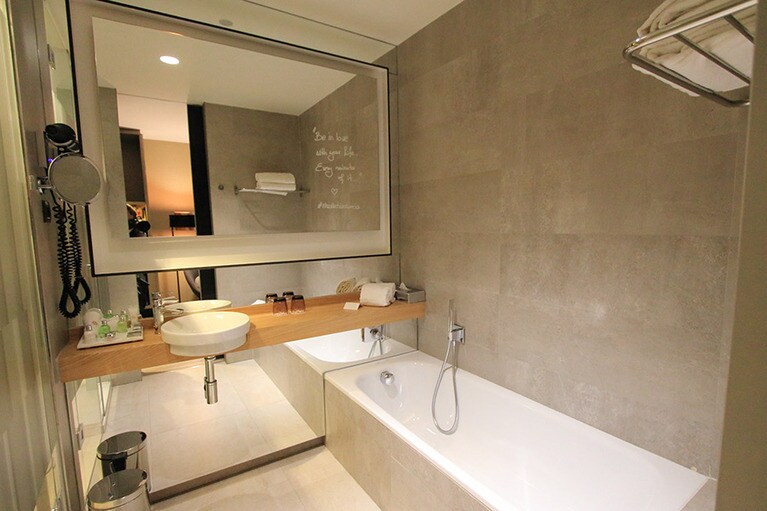 バスルームもスタイリッシュ。