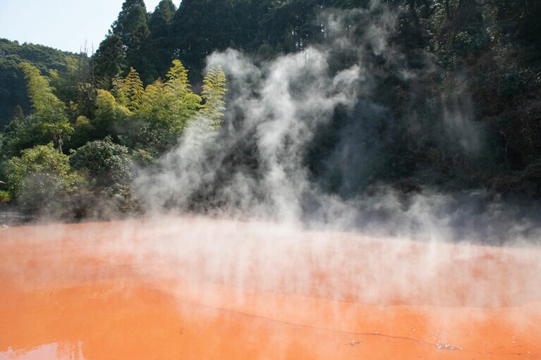 地獄の大釜に血が煮えたぎっているような、何とも不思議な光景。