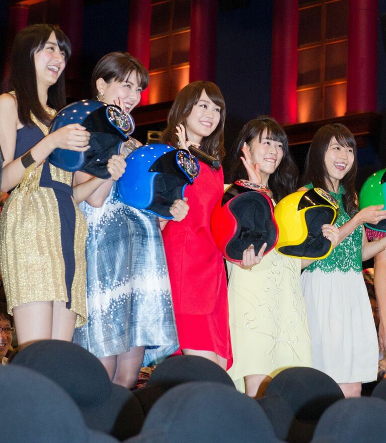 映画『女子ーズ』初日舞台挨拶で。（左から）山本美月、藤井美菜、桐谷美玲、高畑充希、有村架純　©