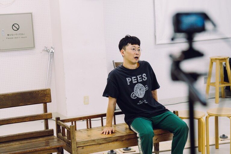 「忘れられてしまった記憶へ目を向けたい」ポッドキャスト演劇に挑戦するロロ・三浦直之が新作『まれな人』にかける思い。稽古風景。