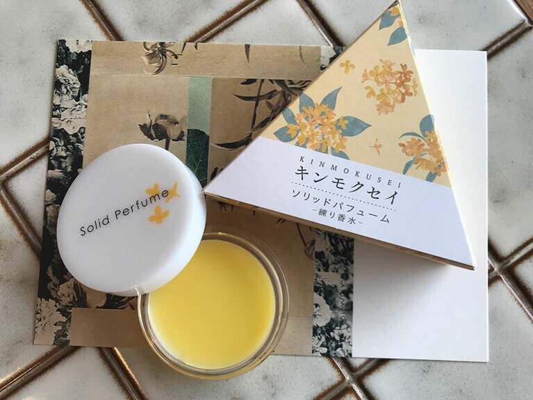 持ち運びにも便利な練り香水。キンモクセイエッセンシャルオイル(天然芳香成分)、 シアバター、トウキンセンカ花エキス(ともに保湿成分)配合。ソリッドパフューム(練り香水)  キンモクセイ(季節限定) 6g 1,980円／生活の木