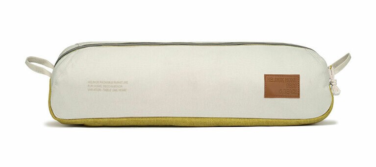 テーブルワン Home/マスタード　専用ポーチ付き。使用時：W590×D390×H380mm。収納時：W415×D120×H110mm。2万900円。