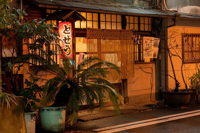 JR神田駅から徒歩8分、都営新宿線小川町駅から徒歩4分のところにある居酒屋「みますや」(東京都千代田区神田司町2-15-2)。明治38年創業。現在のお店は大正12年の関東大震災後に建てられたものだが、118年間同じ場所で営業を続けている老舗の名店。平日でも開店前にはここでの食事を楽しみにする人で行列ができるほど。営業時間［月～土］11:30～13:30、17:00～／定休日：日曜日・祝日