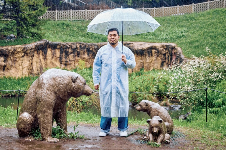 園内で遭遇した村田浩一園長に「クマの親子像がありますから、間に立って母グマの話を聞いてください」と薦めを受けた松井さん。母グマをじっと見つめて「僕の目線からは母グマが子グマのように見えました」。