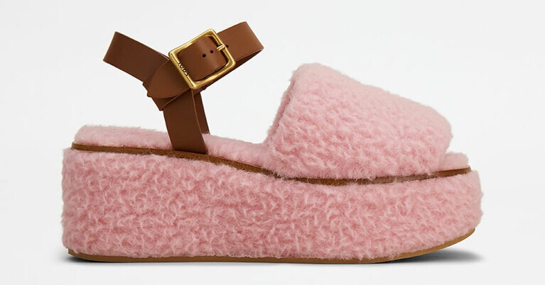 サンダル H7cm 全5色 (ピンク：三越伊勢丹限定色、ブルー：阪急うめだ限定色）各80,300 円／トッズ・ジャパン