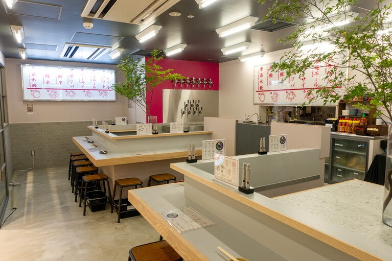 気取りのない店内。席はカウンターのみ。