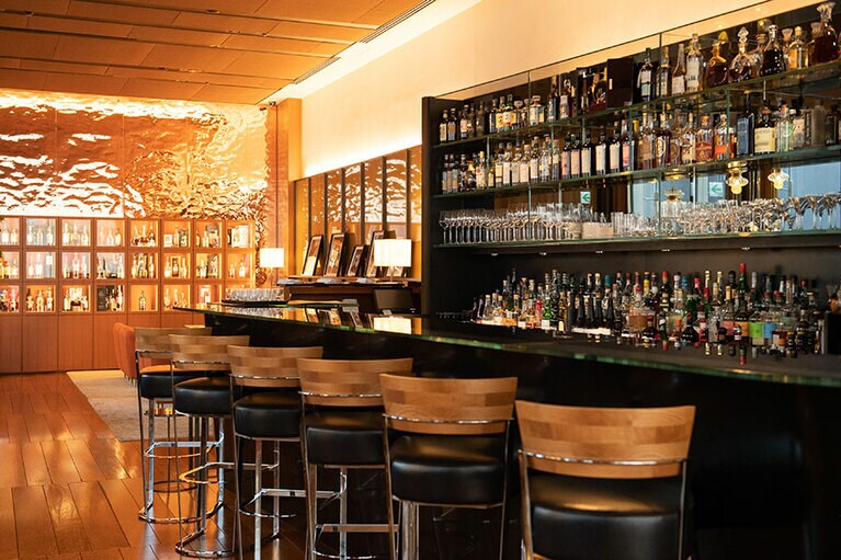 銀座の一等地に建つ「ブルガリ銀座タワー」の10階にある「ブルガリ ギンザ・バー」(東京都中央区銀座2-7-12)。ブルガリ ホテルズ & リゾーツのシグネチャーである「ブルガリ・カクテル」や、イタリアン・クラシックカクテルを現代風にアレンジしたカクテルを楽しむことができる。ランチタイムにはカジュアルなランチセットやアフタヌーンティーも。営業時間［月～木・土］12:00～22:30(LO)［金］12:00～23:30(LO)［日・祝・連休最終日］12:00～18:30(LO) ※営業時間は予告なしに変更する可能性があります。詳細は店舗にお問い合わせください。