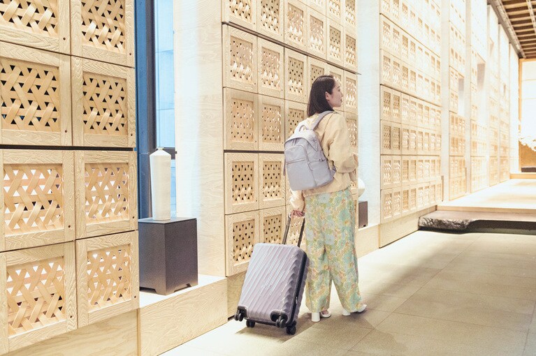 匠の技で作られた天井までのシューズボックスが印象的なエントランス。オールインワン34,100円／SANCIA(CPR TOKYO)、ブルゾン、パンプス／スタイリスト私物