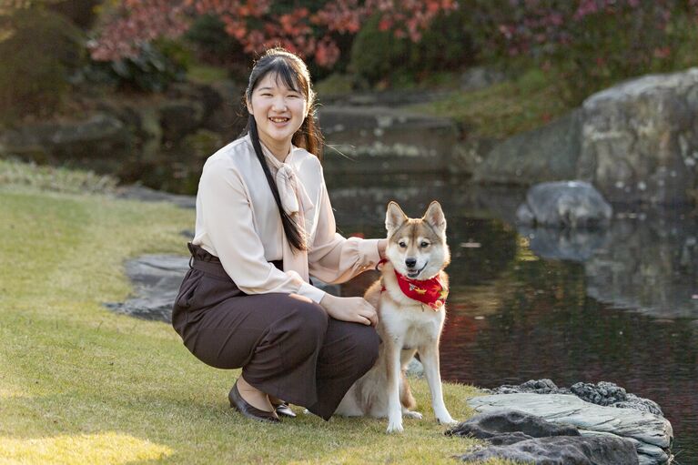 19歳の誕生日を迎えられた愛子さまと愛犬の由莉（宮内庁提供）