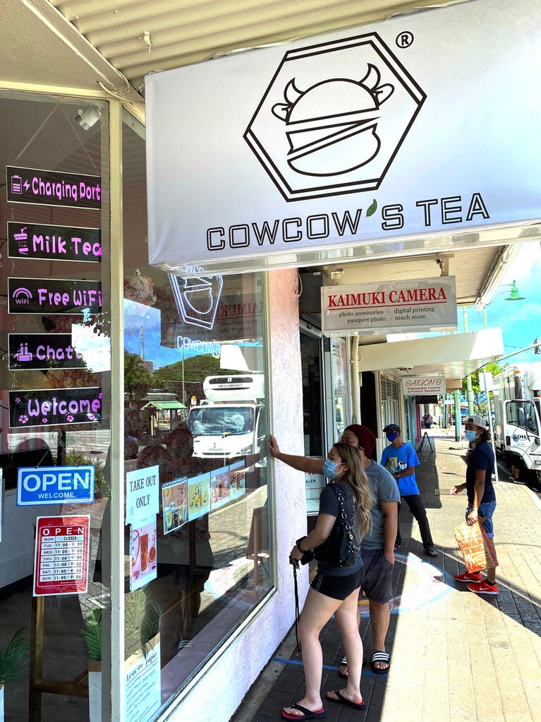 カウカウズティーの店前。マスクとソーシャルディスタンシングがこなれてきたローカルのお客さん。