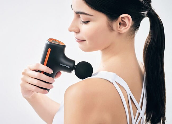 パワフルな振動機能で筋肉をピンポイントに刺激。シックスパッド パワーガン 18,800円／MTG