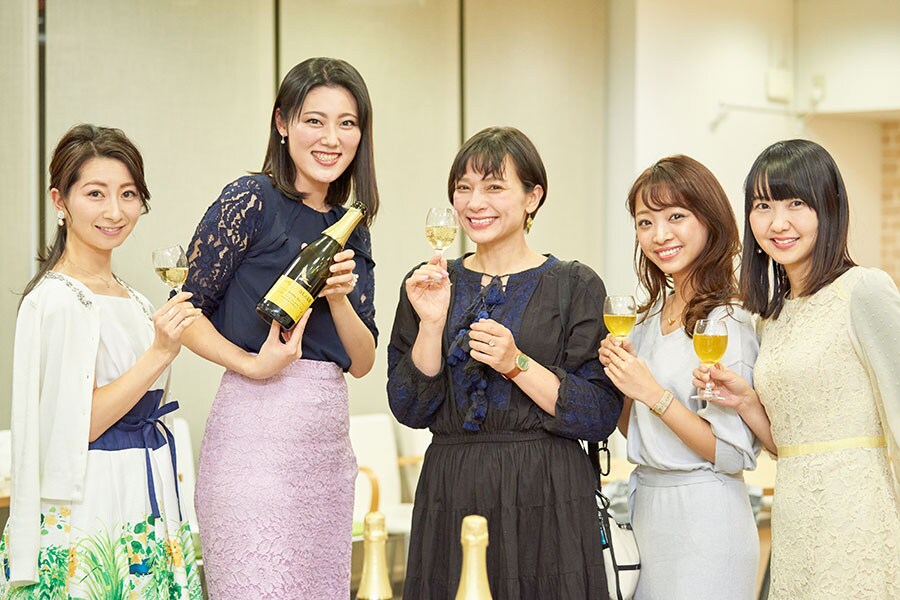 左から、中川悠子さん、堤貴恵さん、芳美リンさん、青木茉耶さん、三浦泉さん。