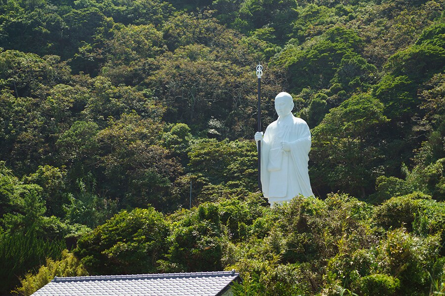 若き日の空海像。昭和59年11月建立された。