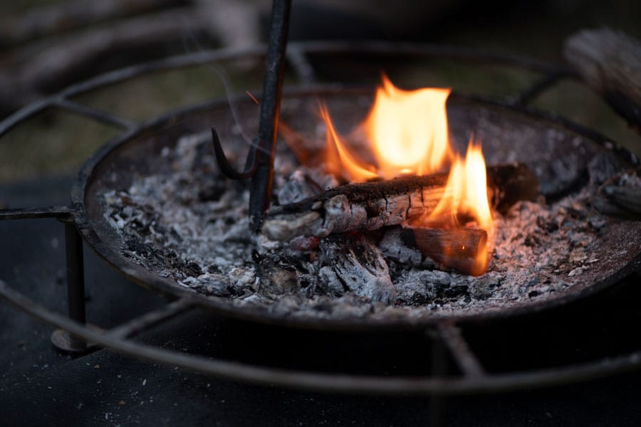 薪が燃え尽きるまで通常2、3時間はかかる。