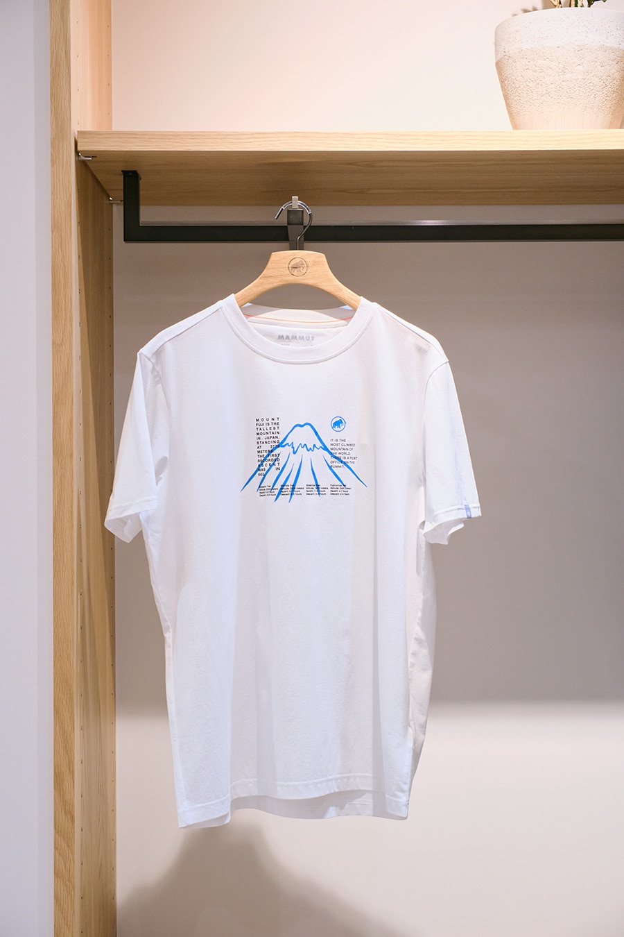 富士山のデザインをあしらった「QD Fujiyama Print T-Shirt AF」は名古屋店で先行発売。