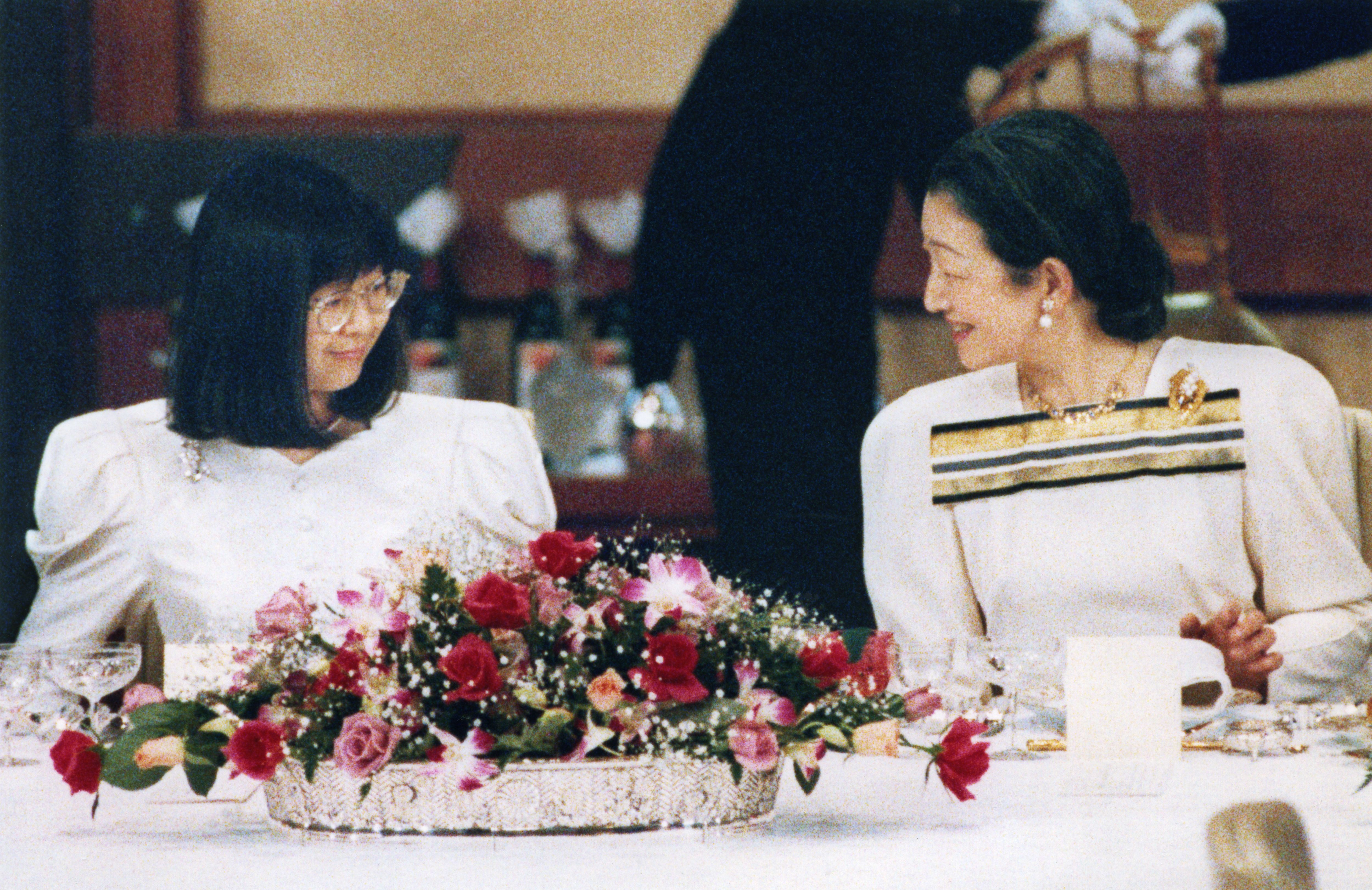 1989年12月18日、タンザニア大統領夫妻を歓迎する宮中晩餐に、美智子さまと一緒に出席された紀宮さま（当時）。美智子さまは、2005年の誕生日に際した文書回答で「陛下は清子のことをお話になる時、『うちのドンマインさんは…』などとおっしゃることもあります」と述べられた　©共同通信社