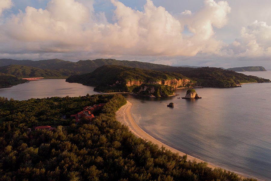 西表島の美しい珊瑚礁の海と亜熱帯林に覆われた、自然と共存する「星野リゾート　西表島ホテル」。