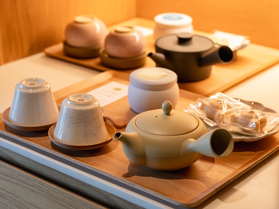 客室には、シーンごとに茶葉とモダンな茶器、お茶請け菓子を用意。