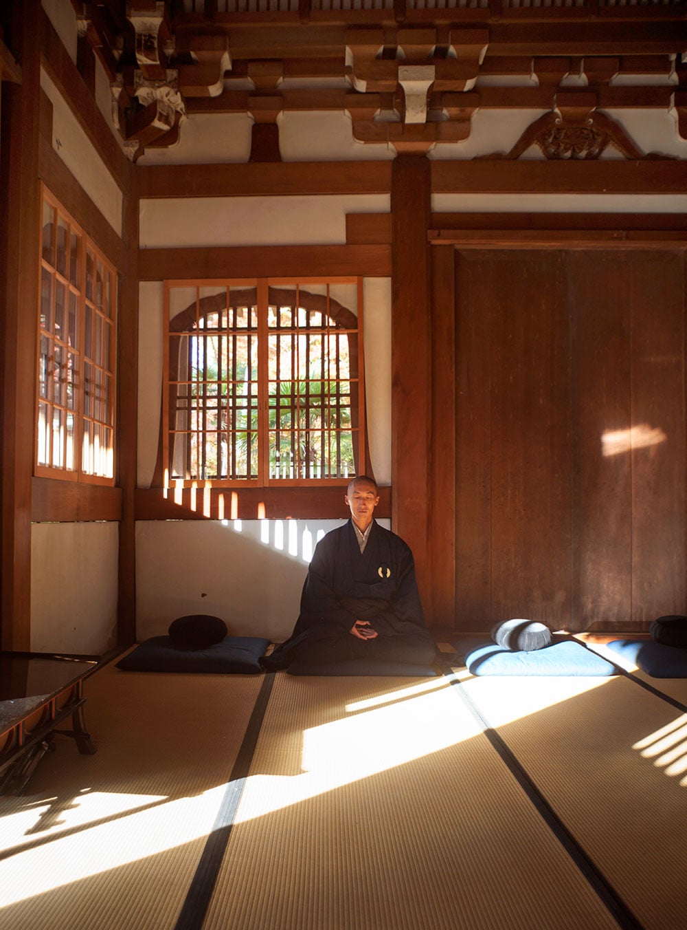 栖賢寺の観音堂と呼ばれる禅堂で坐禅を組む宗貫住職。冬は坐禅が終わる7時頃に朝の光が射し込む。清々しさもひとしおだ。